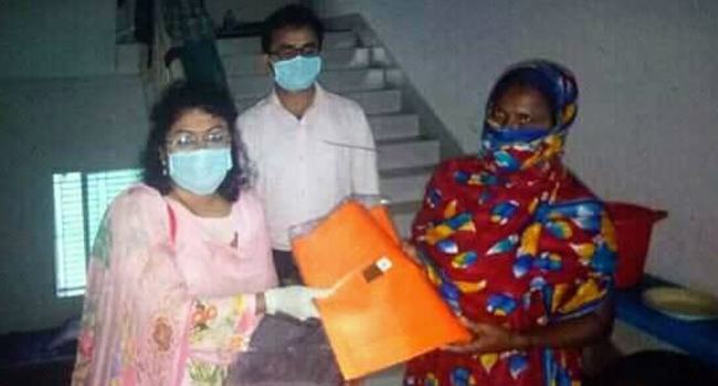 বেতনের টাকায় কোয়ারেন্টাইনে থাকা শ্রমিকদের মাঝে বস্ত্র দিলেন ইউএনও