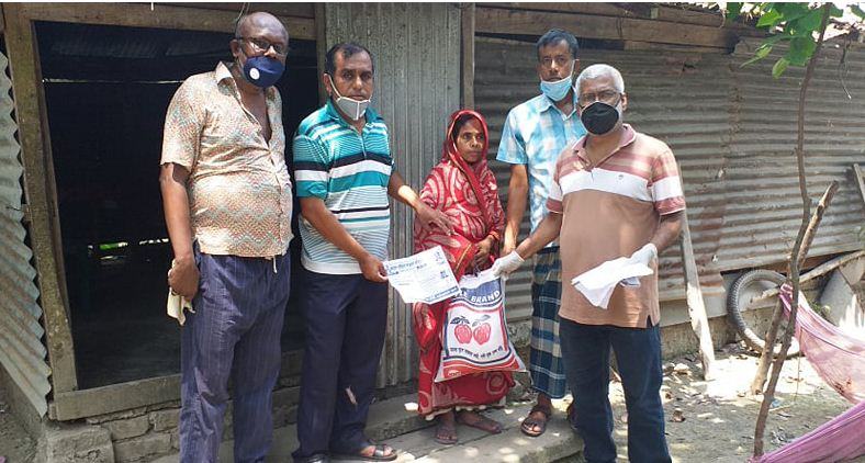 দুমকিতে ঘরে ঘরে খাবার পৌঁছে দিচ্ছে বিএনপি