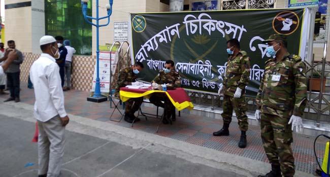 লক্ষ্মীপুরে সেনাবাহিনীর চিকিৎসা সেবা পাচ্ছে সাধারণ মানুষ