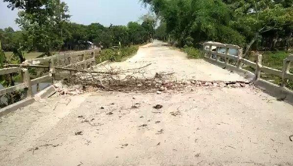 বালিয়াকান্দি-নারুয়া সড়কের ব্রীজে ফাটল, ভোগান্তিতে এলাকাবাসী