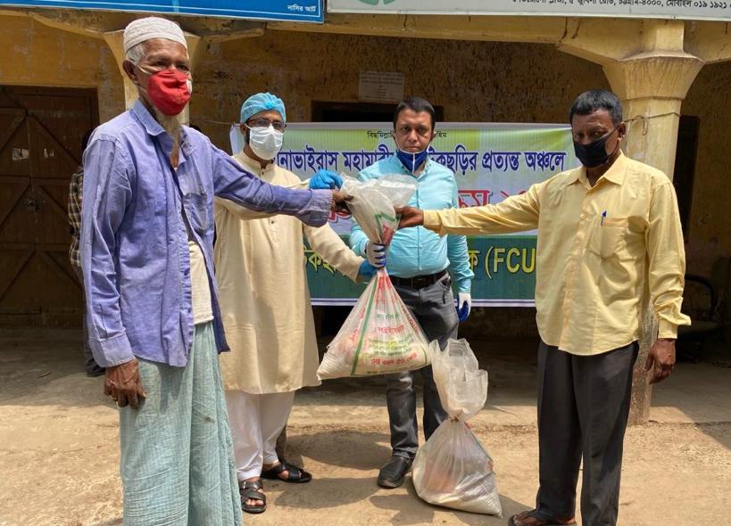 বাড়ি বাড়ি গিয়ে পরিবারে ত্রাণ পৌঁছে দিল ‘ফটিকছড়ি কমিউনিটি ইউকে’