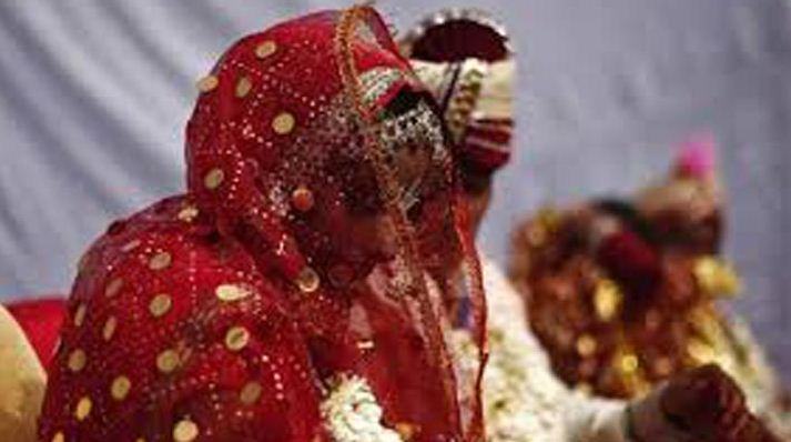 গভীর রাতে গণজমায়েত করে বিয়ে, হোম কোয়ারেন্টিনে বর-কনে
