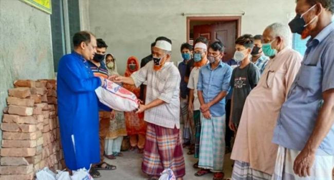 টঙ্গীতে সাংবাদিকদের মাঝে পিপিই বিতরণ