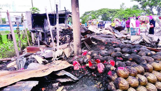 চান্দিনায় ফল বাজারে আগুন : ৩০ লক্ষাধিক টাকার ক্ষতি