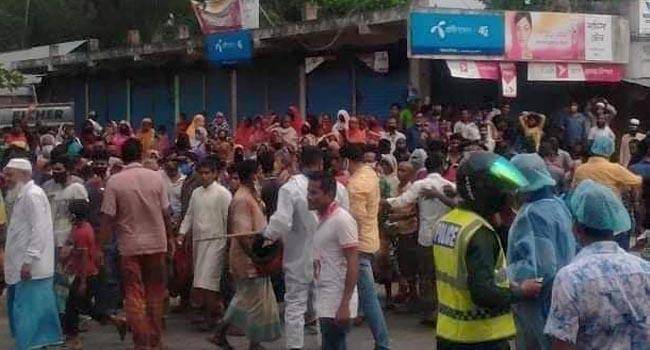 টাঙ্গাইলে ত্রাণের দাবিতে বিক্ষোভ