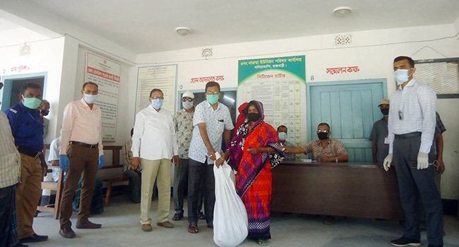 বালিয়াকান্দিতে চার ইউনিয়নে ১২০০ পরিবারের মাঝে চাল বিতরণ