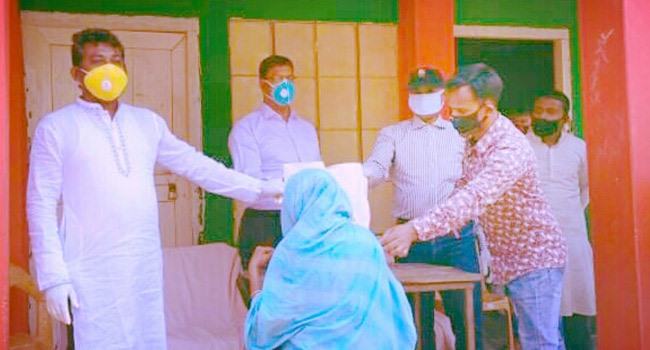 হালুয়াঘাটে কর্মহীন মানুষের মাঝে খাদ্য সামগ্রী বিতরণ