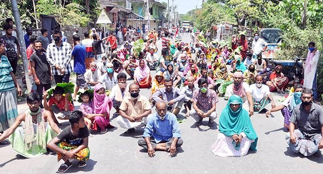 বরিশালে ত্রাণের দাবিতে সড়ক অবরোধ করে বিক্ষোভ