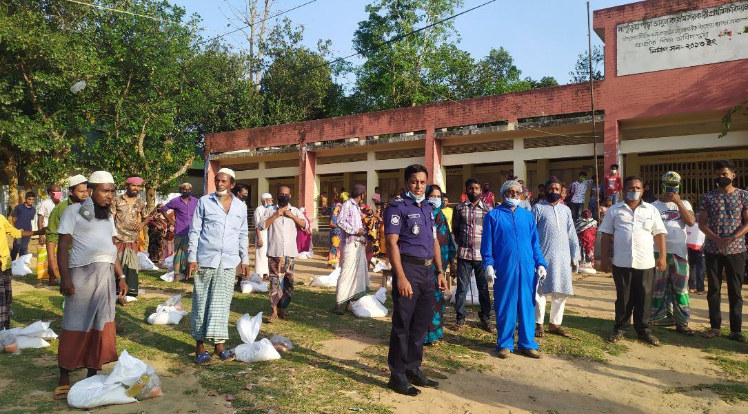 মানিকছড়ি বেদেপল্লীতে ত্রাণ-সামগ্রী বিতরণ