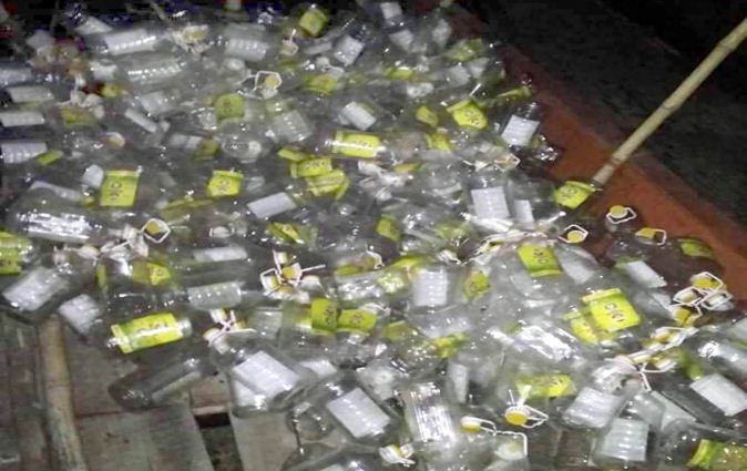 চিত্রা নদীতে ভাসছে সয়াবিন তেলের খালি বোতল