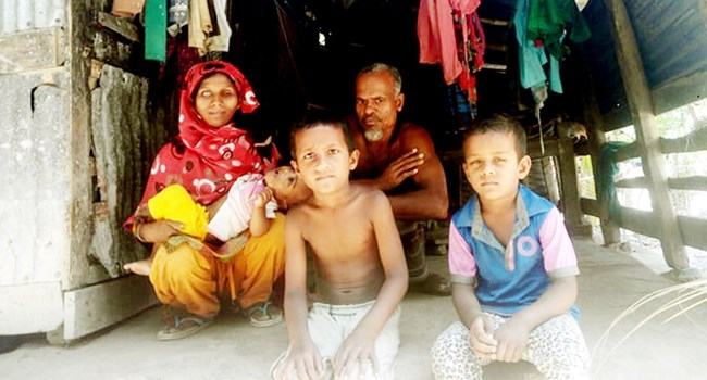 ক্ষুধার জ্বালায় অন্ধ মাকে ভিক্ষা করতে বলছে শিশুরা