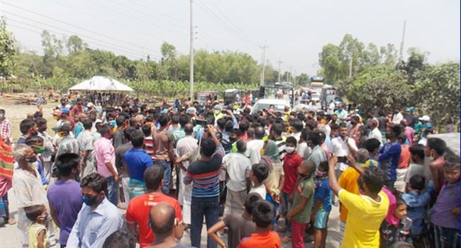 নীলফামারীতে ত্রাণের দাবিতে জনতার সড়ক অবরোধ, বিক্ষোভ