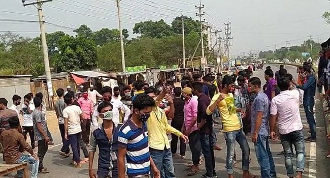 বকেয়া বেতন-ভাতার দাবিতে পোশাক শ্রমিকের বিক্ষোভ, সড়ক অবরোধ