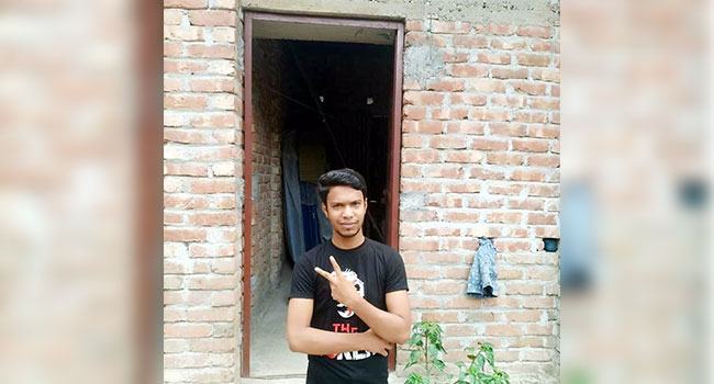 করোনাযুদ্ধে বিজয়ী যুবকের ‘বিজয় সূচক’ ছবি প্রকাশ