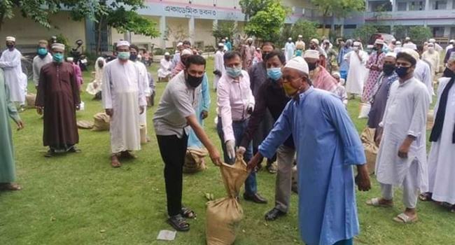 রাজবাড়ীতে ১৪০ জন ইমামের মাঝে ত্রাণ বিতরণ