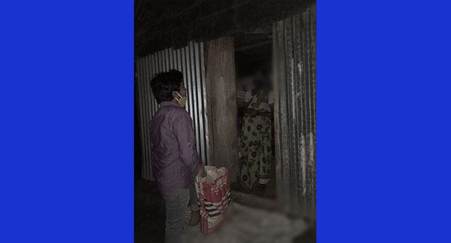 রাতের অন্ধকারে মধ্যবিত্ত পরিবারের কাছে খাবার পৌঁছে দিচ্ছে ঢাবি শিক্ষার্থীরা