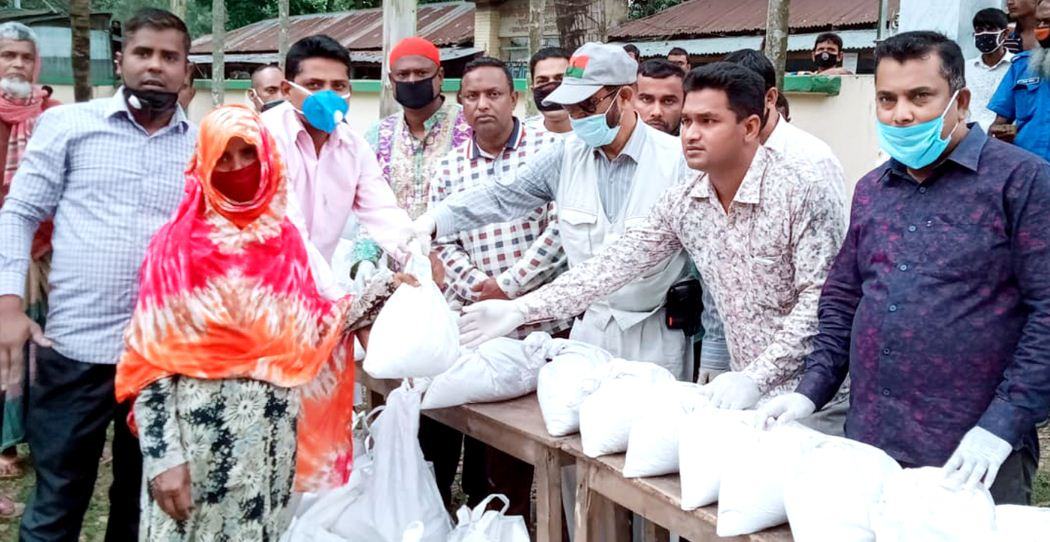 কর্মহীন তিন শতাধিক মানুষকে ত্রাণ দিয়েছেন সাবেক এমপি লালু
