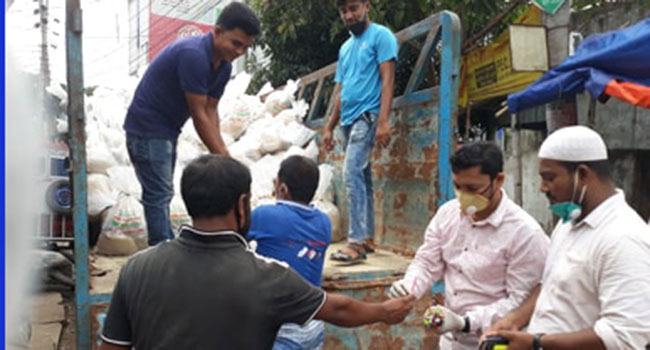 অসহায়দের বাসায় খাদ্যসামগ্রী পৌঁছে দিলেন ভুইয়া ফাউন্ডেশনের চেয়ারম্যান কবির আহমেদ ভুইয়া