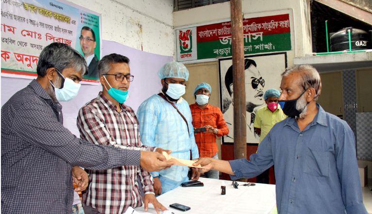 অসচ্ছল কর্মীদের পাশে বগুড়া জেলা বিএনপি