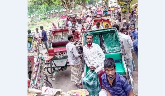 পীরগাছায় ২২৬৫ রিকশাভ্যান-অটোরিকশা চালকের মাঝে প্রধানমন্ত্রীর সহায়তা চাল বিতরণ