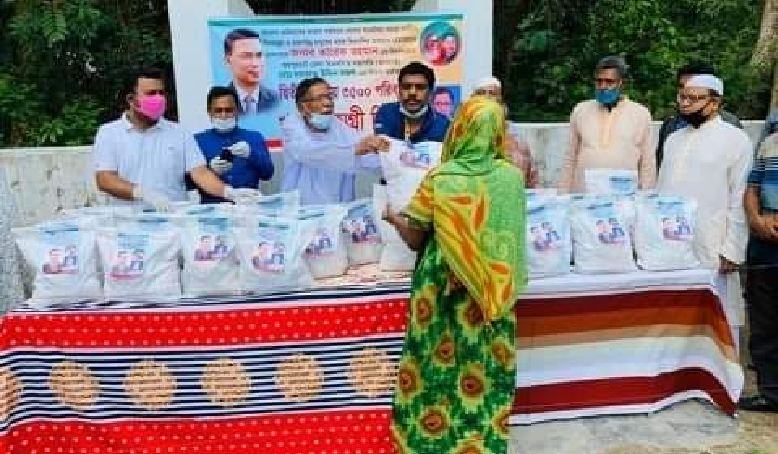 সাড়ে ৩ হাজার পরিবারকে খাদ্য সামগ্রী দিলেন জয়পুরহাট বিএনপির সভাপতি