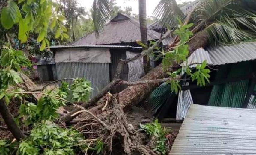 করোনা সংকটের মাঝে কাল বৈশাখীর হানা, লন্ডভন্ড বাড়ি-ঘর