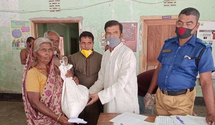 ধামরাইয়ে দরিদ্রদের মাঝে খাদ্য বিতরণ