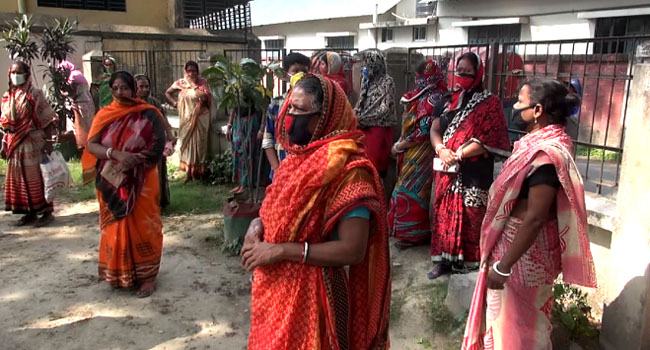 ফরিদপুরে ত্রাণ বিতরণে অনিয়ম, প্যানেল মেয়রকে অর্থদণ্ড