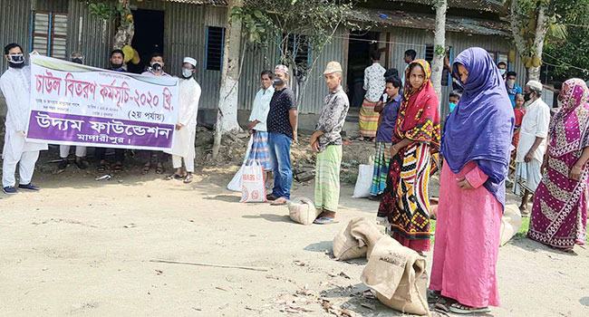 মাদারীপুরে উদ্যম ফাউন্ডেশনের উদ্যোগে ২৯০ পরিবারকে চাল বিতরণ