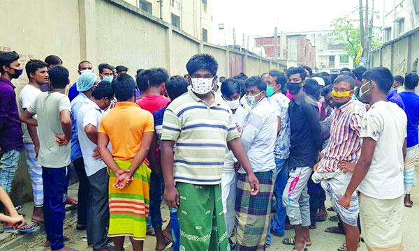 গাজীপুরে পোশাক শ্রমিকদের বিক্ষোভ অব্যাহত
