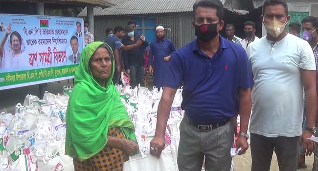 নবীনগরে বিএনপির ত্রাণ বিতরণ