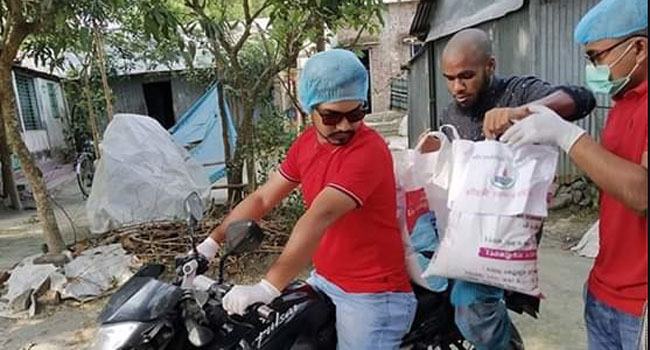 ঘরে ঘরে খাবার পৌঁছে দিচ্ছে কটিয়াদী রক্তদান সমিতি