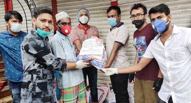 বস্তিবাসীর মাঝে ছাত্রদলের খাদ্য সামগ্রী বিতরণ