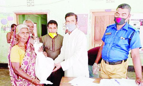 ধামরাইয়ে কর্মহীন মানুষের মাঝে ত্রাণ বিতরণ