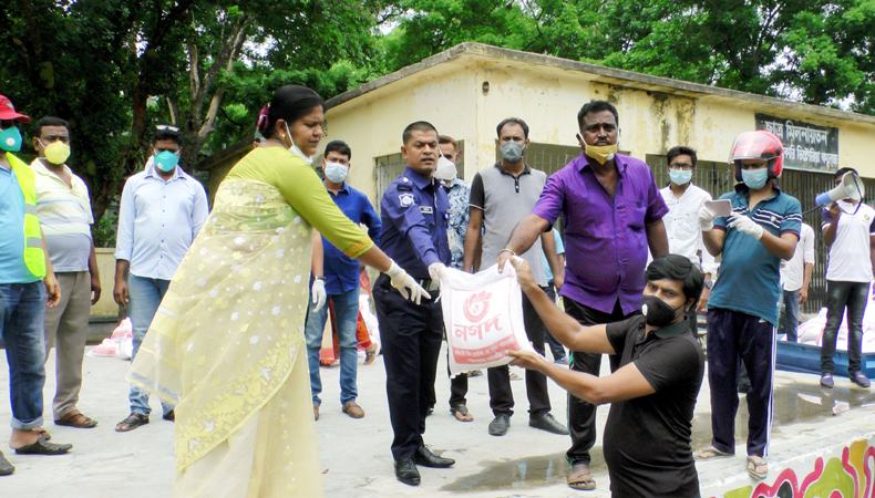 মাশরাফির উদ্যোগে ব্যবসা প্রতিষ্ঠানের ১০০০ কর্মচারীর মাঝে খাদ্যসামগ্রী বিতরণ