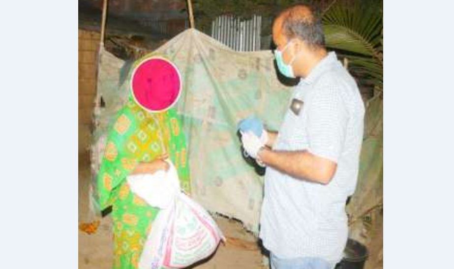 রোদ-বৃষ্টি উপেক্ষা করে অসহায় মানুষের পাশে এক ইউএনও