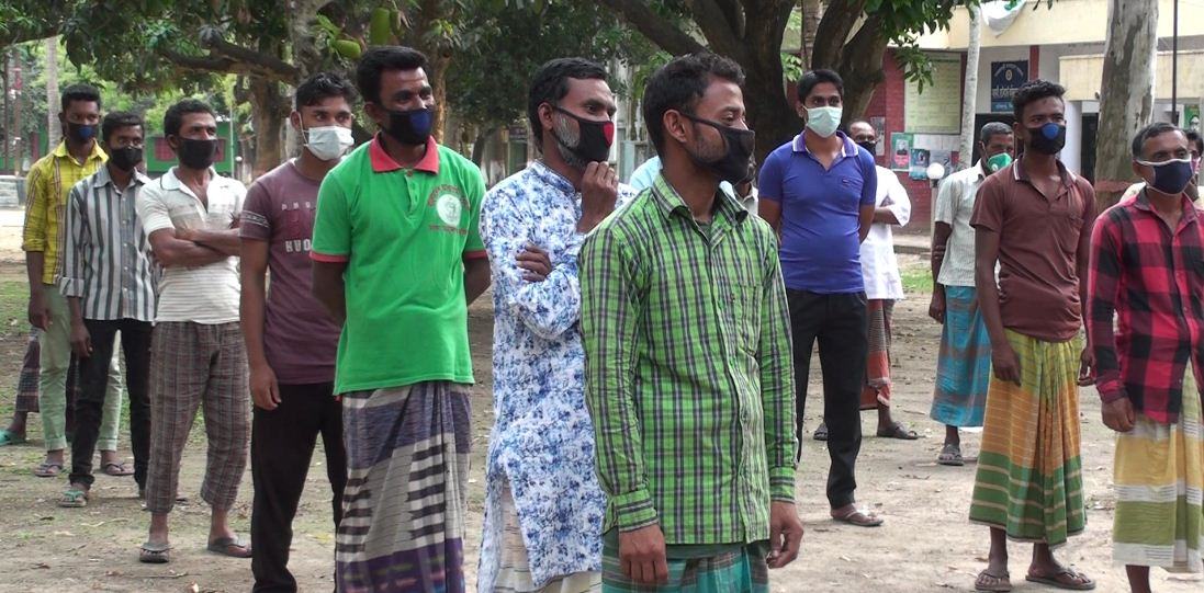 হিলি থেকে ধান কাটার ২০০ শ্রমিক নাটোরে