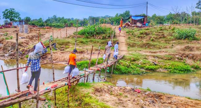 টিফিনের টাকায় বাড়ি বাড়ি ত্রাণ পৌঁছে দিচ্ছে শিক্ষার্থীরা