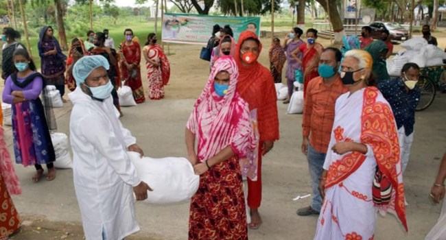 হিজড়াদের খাদ্য সহায়তা দিলেন এমপি সিরাজ
