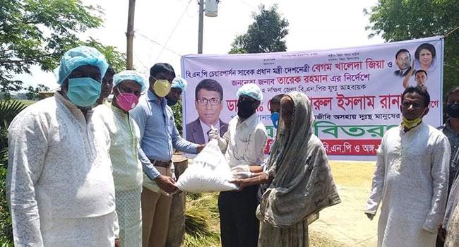 গফরগাঁওয়ের নিগুয়ারী ইউনিয়নে ডা. রানার ত্রাণ বিতরণ
