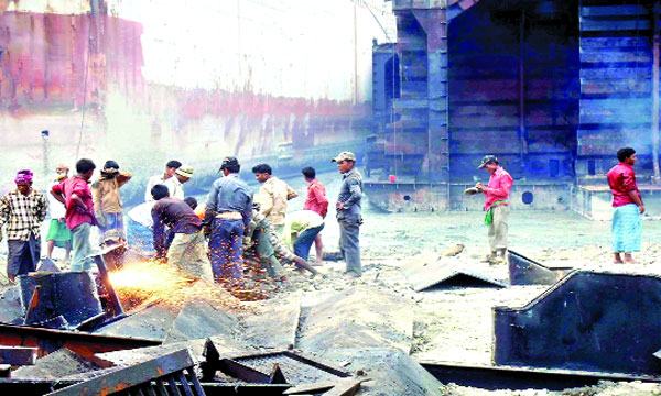 সীতাকুণ্ডের শিপব্রেকার্সরা ১৫ লাখ টন স্ক্র্যাপ লোহা নিয়ে বিপাকে