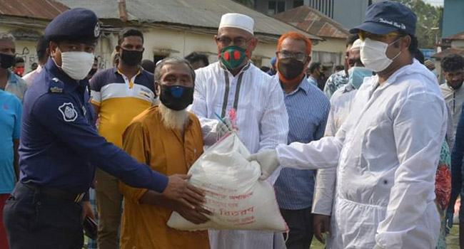 রমজানে নেতাকর্মীদের ইফতার সামগ্রী উপহার শিবলী সাদিক এমপির