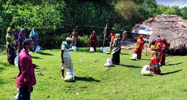 নয়া দিগন্তে সংবাদ প্রকাশের পর খাবার পৌঁছালো কলাগাছিয়া চরে