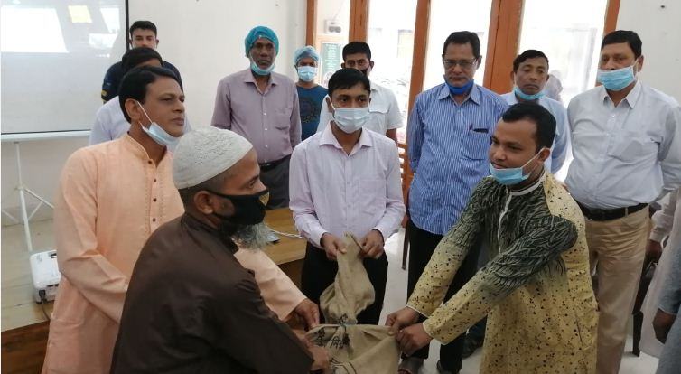 নাগরপুরে ইমামদের শেখ হাসিনার উপহার প্রদান