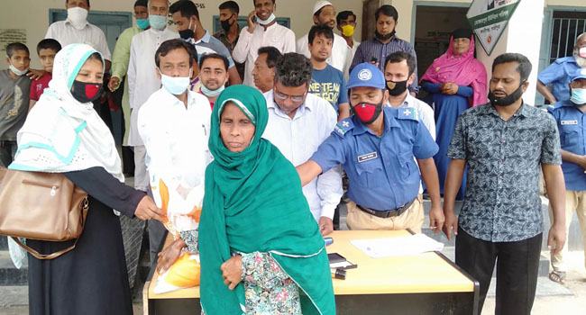 কালীগঞ্জের মোক্তারপুরে ৪৫০ পরিবারের মাঝে চাল বিতরণ