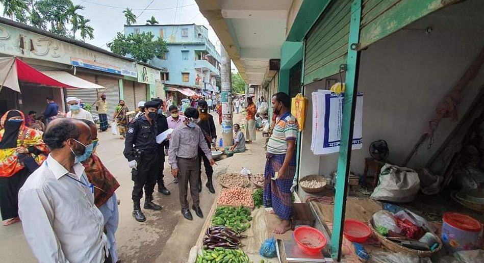 টাঙ্গাইলে সবজির দাম বেশি রাখায় ১৬ ব্যবসায়ীকে জরিমানা