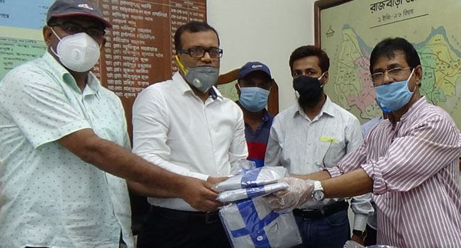রাজবাড়ীতে চিকিৎসক ও স্বাস্থ্যকর্মীদের মধ্যে পিপিই প্রদান