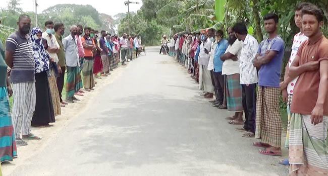 রাজবাড়ীতে ডিলারের বিচার ও চালের দাবিতে মানববন্ধন