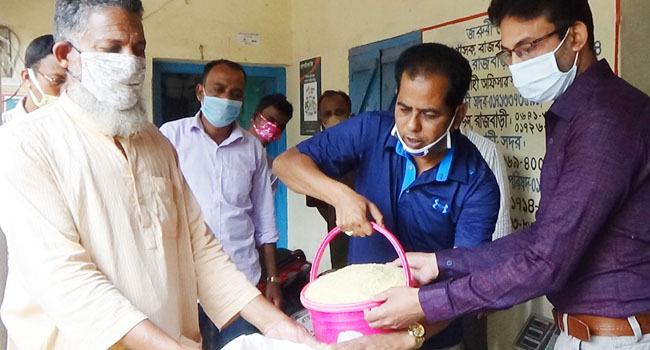 খানগঞ্জে দেড়শ’ দরিদ্রের মাঝে খাদ্য সহায়তা প্রদান