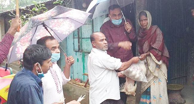 বৃষ্টি উপেক্ষা করে বাড়ি বাড়ি খাদ্যসামগ্রী নিয়ে নয়ন চেয়ারম্যান